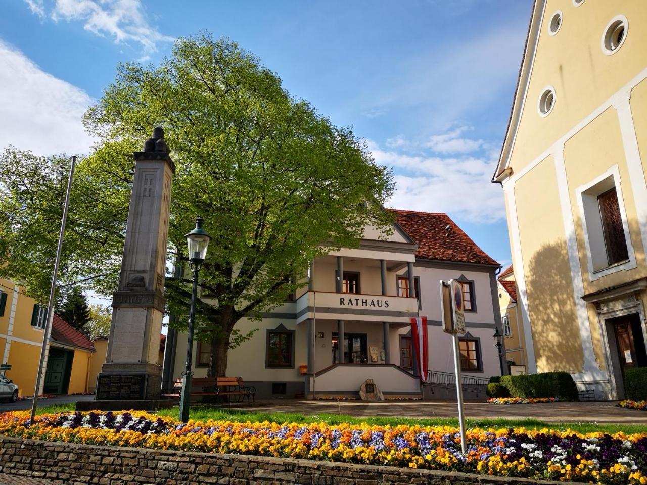 Aparthotel "Goldener Hahn Apartments" Bad Waltersdorf Buitenkant foto